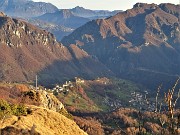 67 Dalla cima scendo la dorsale di cresta con splendido panorama